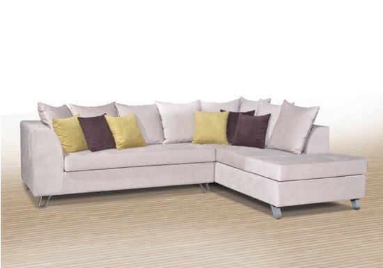 Αναπαυτικός γωνιακός καναπές με πολλά μαξιλάρια