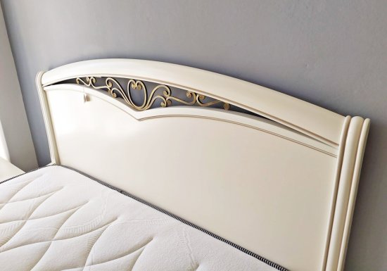 Εκθεσιακό κλασικό vintage κρεβάτι