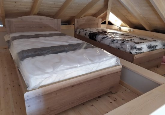 Οικονομικό ξύλινο κρεβάτι σε πολλές αποχρώσεις