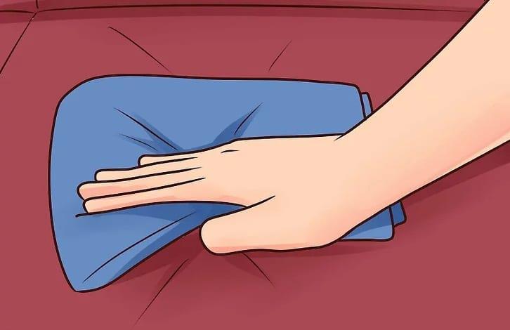 Πώς να καθαρίσουμε εύκολα το δερμάτινο καναπέ