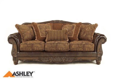 Σκαλιστός τριθέσιος καναπές Fresco από την Ashley