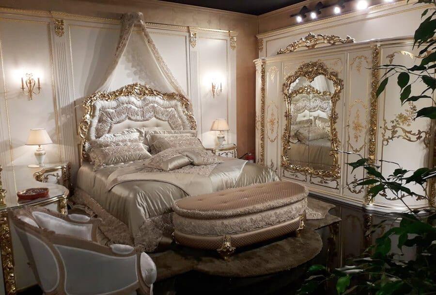 Κρεβατοκάμαρα μπαρόκ λευκό με χρυσή πατίνα από την έκθεση του Μιλάνου