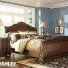 Σκαλιστό κλασικό κρεβάτι με 2 κομοδίνα σετ Ashley North Shore