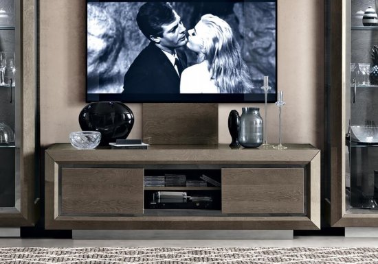 έπιπλο τηλεόρασης με ξύλινο ράφι
