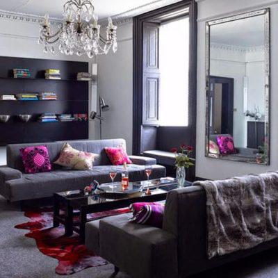 1. Γκρι καναπές και μοβ χρώμα τοίχου