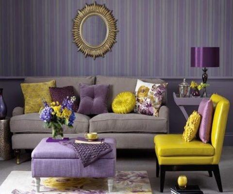 1. Γκρι καναπές και μοβ χρώμα τοίχου