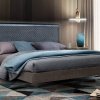 Μοντέρνο κρεβάτι με φωτισμό γκρι-μπλε