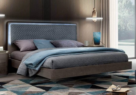 Μοντέρνο κρεβάτι με φωτισμό γκρι-μπλε