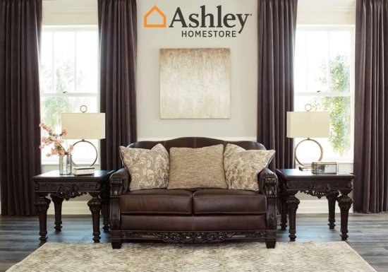 Κλασικός σκαλιστός καναπές από την Ashley δερμάτινος
