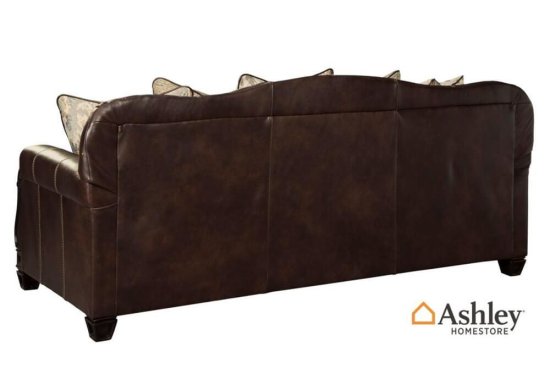 Κλασικός τριθέσιο σκαλιστός καναπές από την Ashley δερμάτινος πλάτη