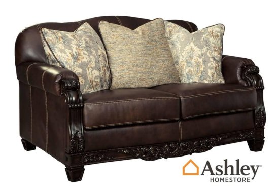Κλασικός σκαλιστός καναπές από την Ashley Πλάι