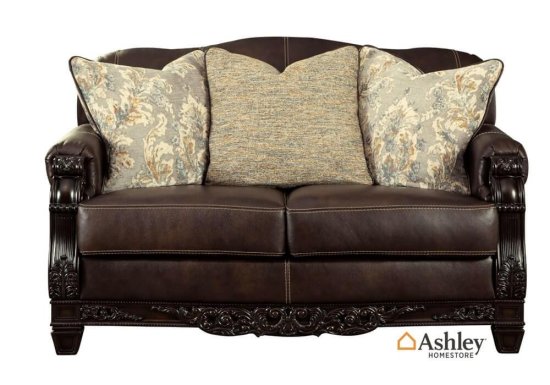 Κλασικός σκαλιστός καναπές από την Ashley