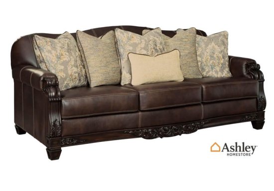 Κλασικός τριθέσιο σκαλιστός καναπές από την Ashley δερμάτινος πλάι