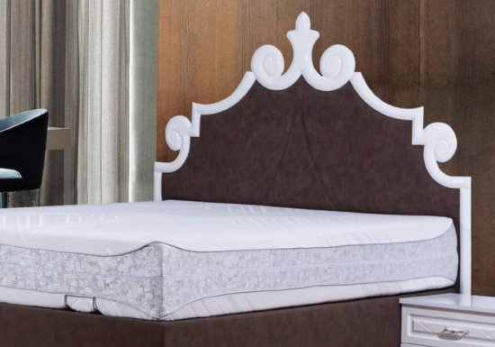 Υφασμάτινο κρεβάτι με κορώνα και λευκό σκελετό με στρώμα