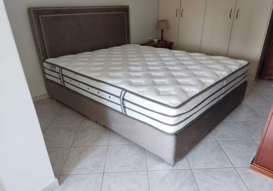 Κρεβάτι ελληνικής κατασκευής με τρουξ στο κεφαλάρι