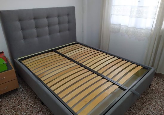 Υφασμάτινο μοντέρνο κρεβάτι με διακοσμητικά κουμπιά