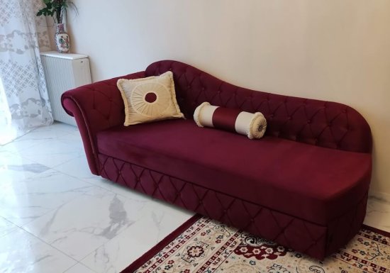 Καναπές διπλό κρεβάτι καπιτονέ σε μπορντώ ύφασμα