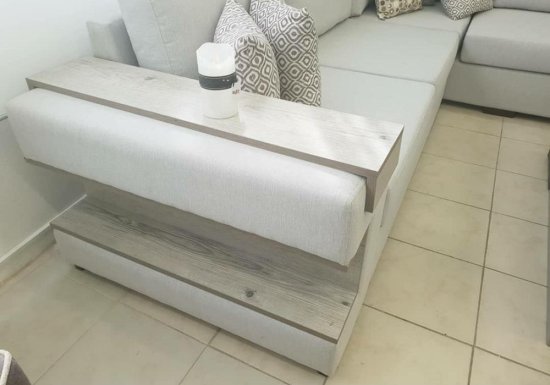 Γωνιακός καναπές με ξύλινο ράφι