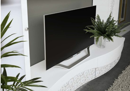 Λευκή σύνθεση τηλεόρασης με μαργαρίτες