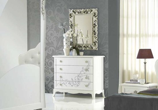 Κλασική λευκή συρταριέρα με λουλούδια και καθρέφτη