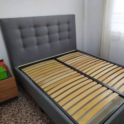 Ελληνικό κρεβάτι με διακοσμητικά κουμπιά