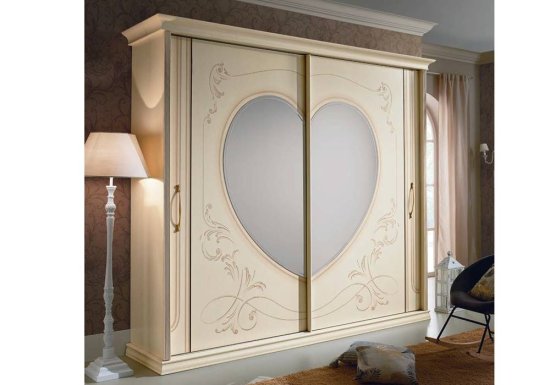 Ρομαντική ντουλάπα με καρδιά καθρέφτη