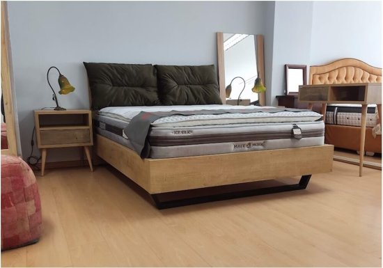 Κρεβάτι διπλό ξύλινο με μαξιλάρες στο κεφαλάρι