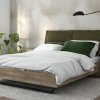 Μοντέρνο κρεβάτι με μαξιλάρες