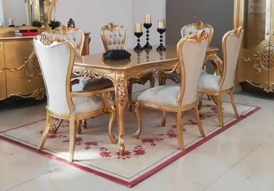Χρυσή ξύλινη τραπεζαρία με καρέκλες