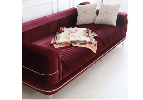 Κόκκινος βελούδινος καναπές με χρυσά πόδια