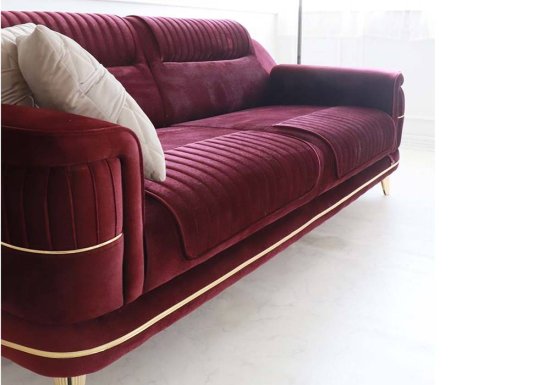 Κόκκινος βελούδινος καναπές με χρυσά πόδια