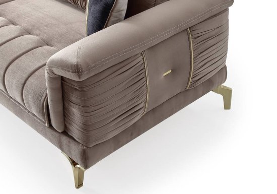 Luxury καναπές με χρυσά πόδια και διακοσμητικές σούρες