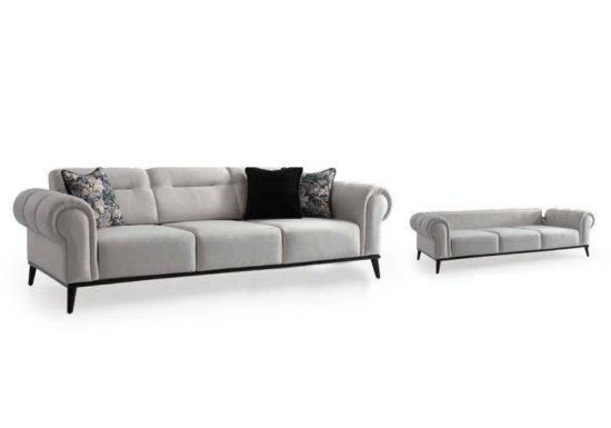 Υπόλευκος καναπές με φλοράλ μαξιλάρια