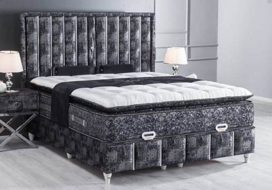 Μαύρο πολυτελές κρεβάτι με ασημένιες λεπτομέρειες