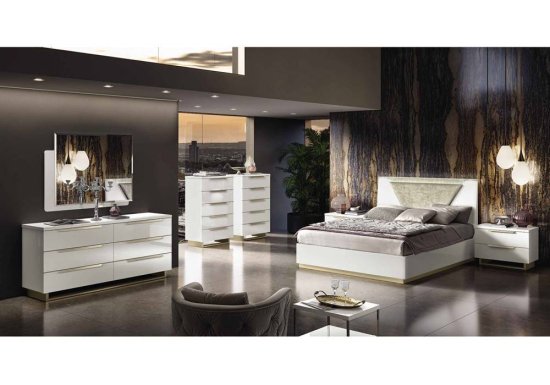 Λευκή μοντέρνα κρεβατοκάμαρα με χρυσή βάση