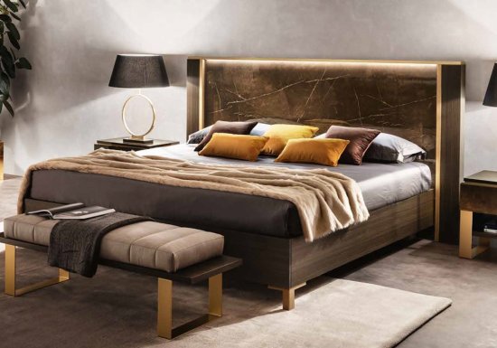 Μοντέρνο κρεβάτι με φωτισμό και μαρμάρινο κεφαλάρι