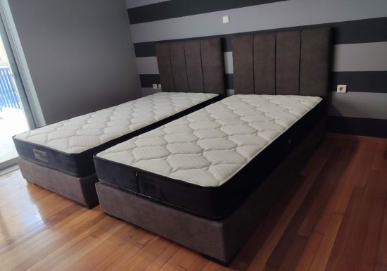 Μοντέρνο κρεβάτι με διακοσμητικές κάθετες ρίγες