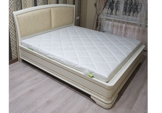 Λευκό κλασικό κρεβάτι με λουλούδια