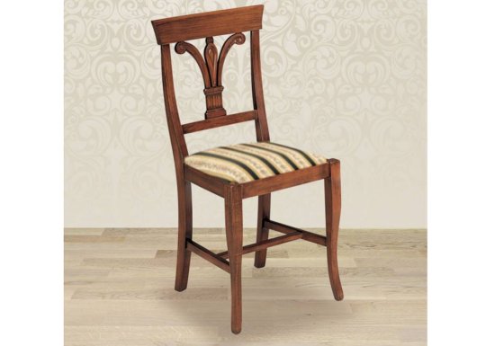 Κλασική καρέκλα με κόκκινο ύφασμα