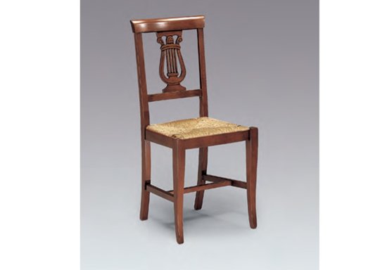 Καρέκλα με ψάθινο κάθισμα και περίτεχνη πλάτη
