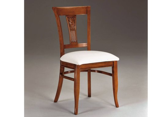 Ξύλινη καρέκλα με σχέδιο λουλουδιού στην πλάτη