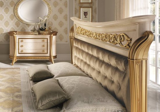 Καπιτονέ αριστοκρατικό κρεβάτι με χρυσές κολώνες