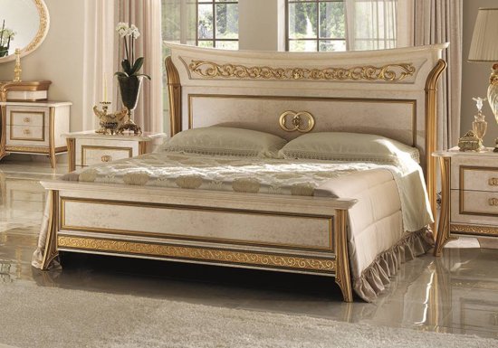 Μπαρόκ χρυσό κρεβάτι σε μαρμάρινη απόχρωση