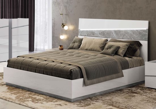 Λευκό κρεβάτι με μαρμάρινη λεπτομέρεια και φωτισμό