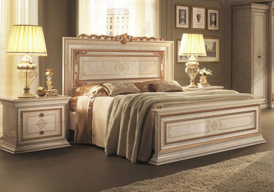 Κρεβάτι αριστοκρατικό σχεδιασμένη με μαίανδρος, χρυσές λεπτομέρειες ενώ παράλληλα υπάρχει η δυνατότητα επιλογής κορώνας για το κεφαλάρι του κρεβατιού