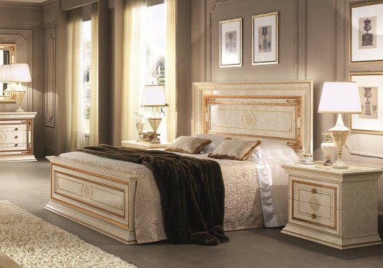 Αριστοκρατικό κρεβάτι με σχέδιο μαίανδρος και χρυσές λεπτομέρειες. Υπάρχει η δυνατότητα επιλογής για το εάν το κρεβάτι θα διαθέτει κορώνα ή όχι στο προσκέφαλό του.