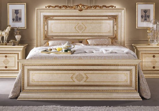 Αριστοκρατικό κρεβάτι με σχέδιο μαιάνδρου, χρυσές λεπτομέρειες και κορόνα στο προσκέφαλό του