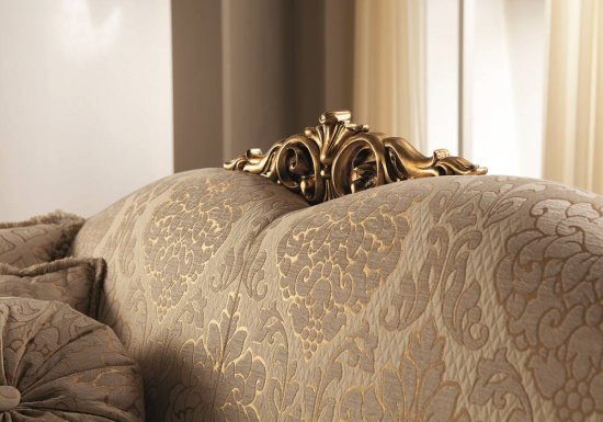 Αριστοκρατικός τριθέσιος καναπές με χρυσές λεπτομέρειες. Διαθέτει χρυσή κορώνα που τον κάνει να ξεχωρίζει.