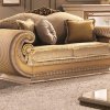 Διθέσιος καναπές σχεδιασμένος με χρυσές λεπτομέρειες και κορώνα. Διαθέτει καμπυλωτά μπράτσα για μεγαλύτερη στήριξη και άνεση.