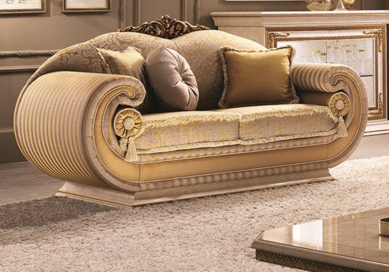 Διθέσιος καναπές σχεδιασμένος με χρυσές λεπτομέρειες και κορώνα. Διαθέτει καμπυλωτά μπράτσα για μεγαλύτερη στήριξη και άνεση.
